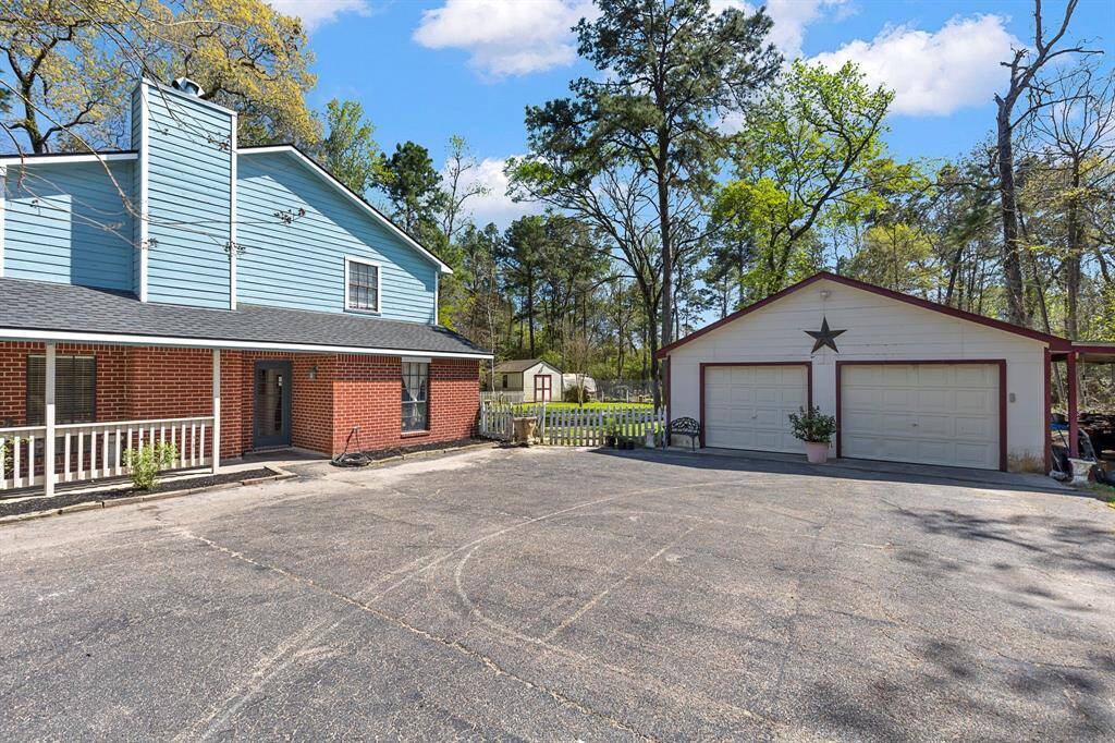 Room for plenty of parking with the additonal oversize driveway at this property.