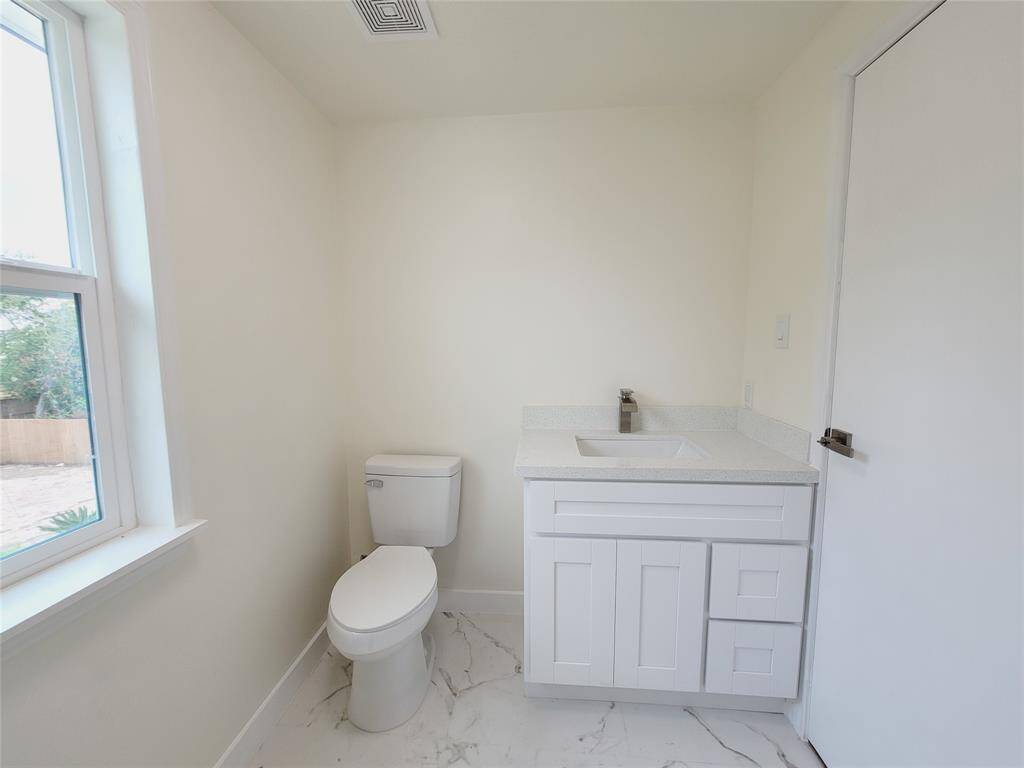 Upstairs hall bathroom
