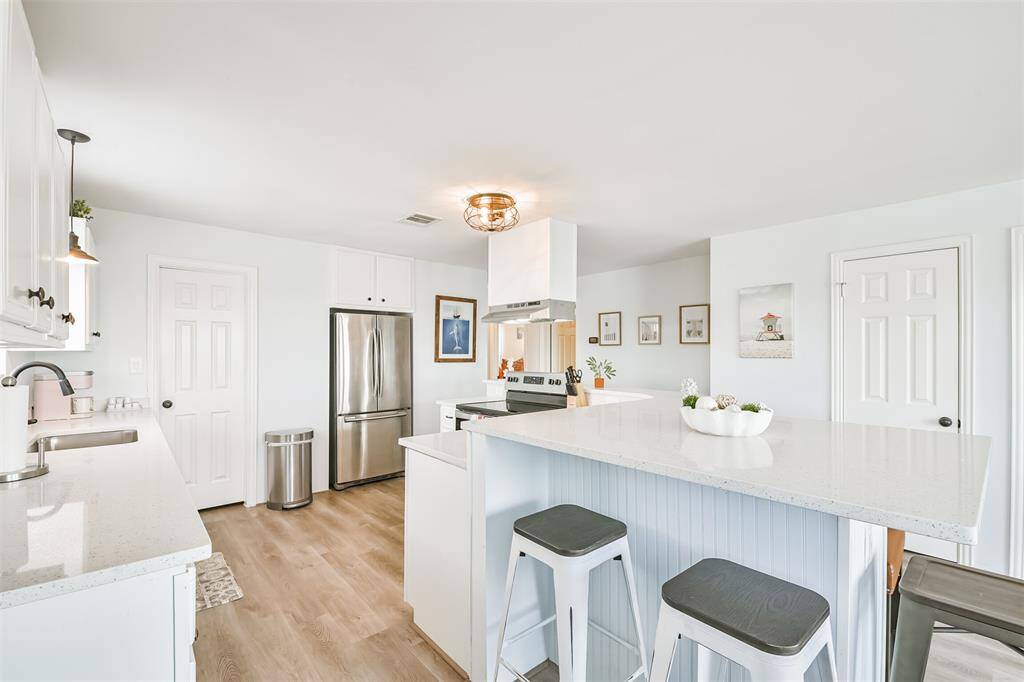 SPACIOUS COUNTER TOPS*