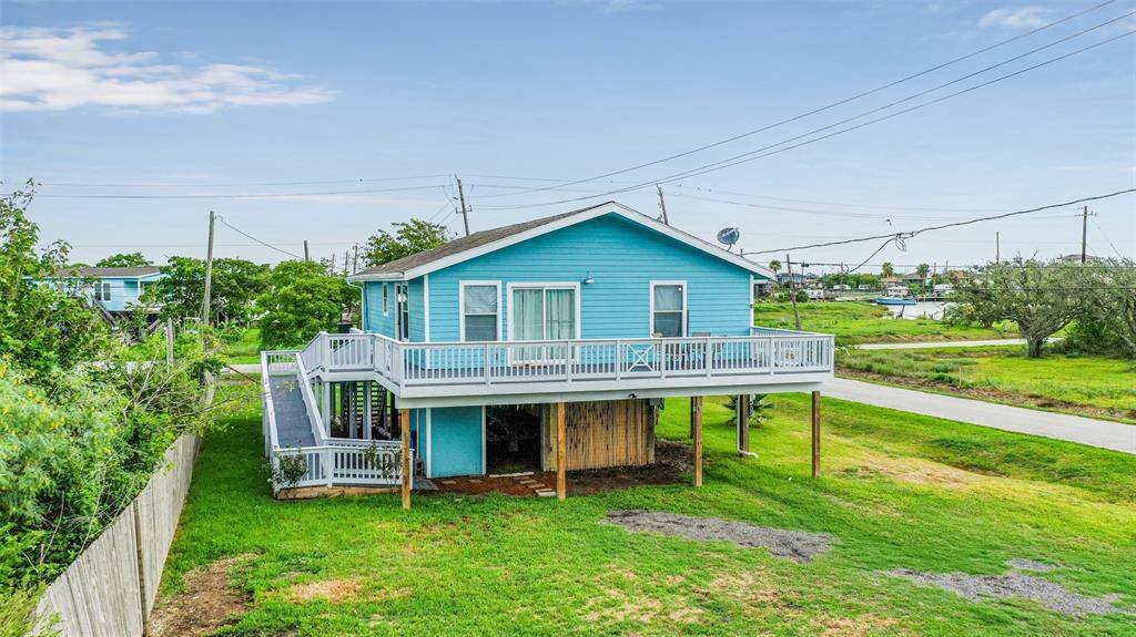 THIS HOME HAS IT ALL * READY TO MOVE IN OR AIRBNB*