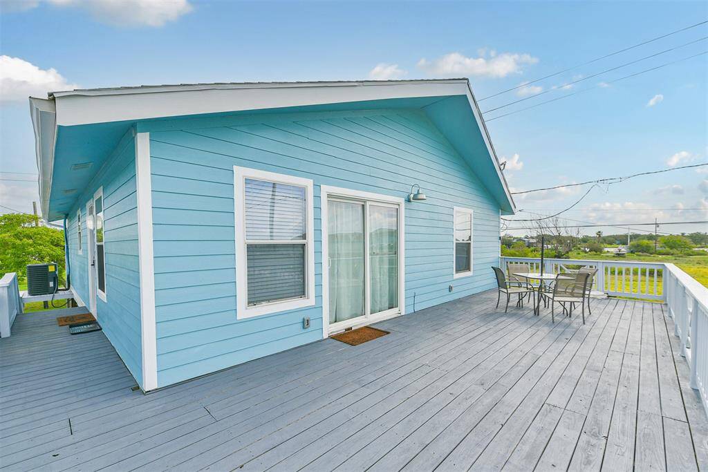SPACIOUS DECK