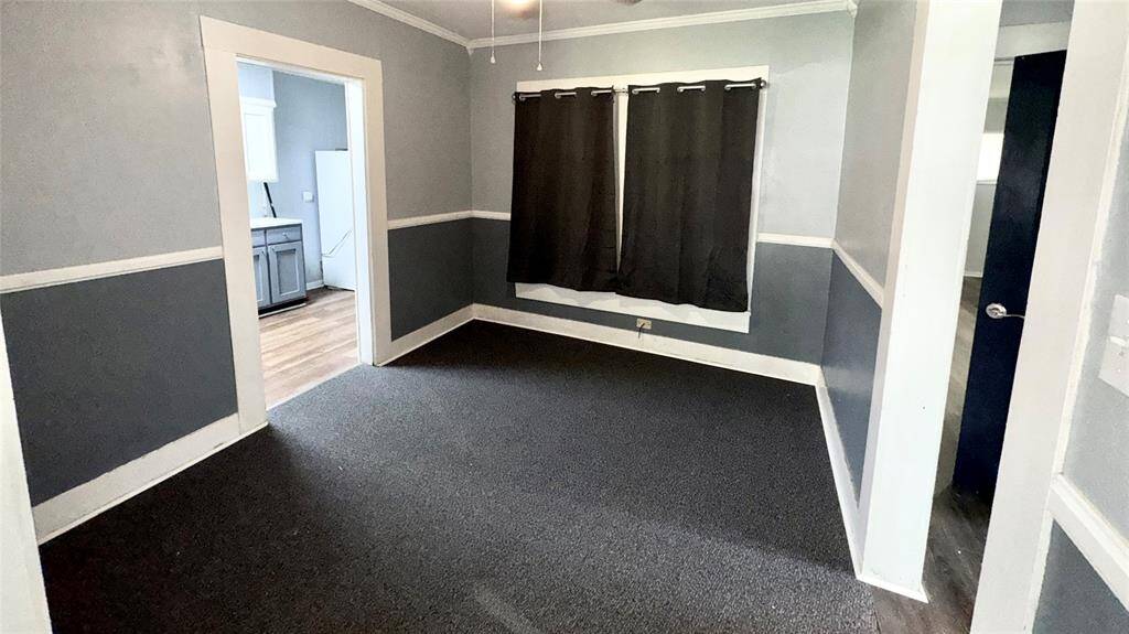 Dining room in between living room and kitchen