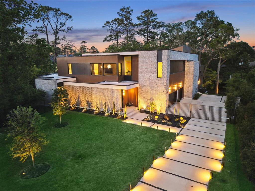 This stunning 5BD, 6.1BA modern estate in Piney Point Village blends cutting-edge design with timeless elegance. With nearly 7,000 square feet of luxury living, it features curated finishes, soaring ceilings, and seamless indoor-outdoor flow to a private pool and summer kitchen. Tucked at the end of a premier cul-de-sac on almost an acre, this architectural gem offers tranquility, sophistication, and unmatched attention to detail.