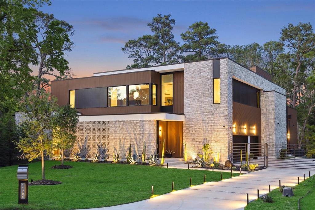 This exceptional 5-bedroom, 6.1-bathroom contemporary residence offers luxurious living with unrivaled finishes and thoughtful design throughout. Boasting expansive living spaces, a stunning Poliform kitchen, and seamless indoor-outdoor flow, the home is perfect for both relaxation and entertaining. Situated on nearly an acre in a private Memorial cul-de-sac, this home provides serene views, a spacious layout, and high-end amenities, making it an unparalleled retreat.