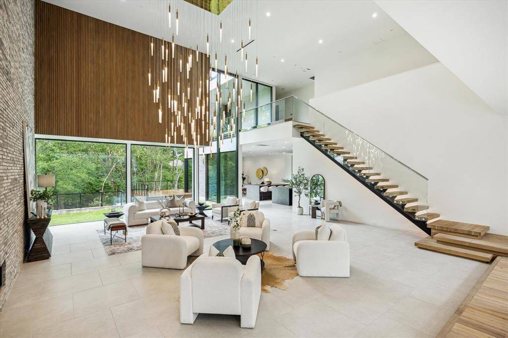 With soaring ceilings and dramatic designer details, this is the ultimate room for hosting unforgettable gatherings. The open volume enhances the sense of space and light, while the statement fireplace and showstopping pendant lighting create an atmosphere of modern sophistication. It’s a space that’s as impressive as it is inviting.
