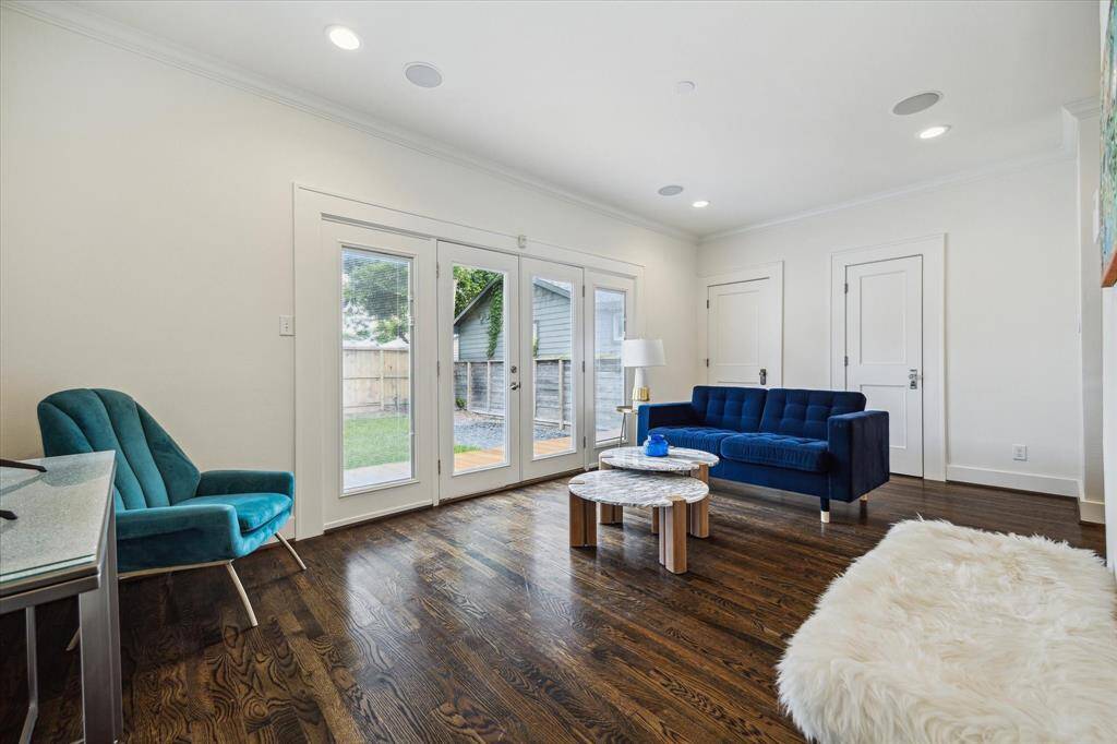 This layout is perfect for casual hangouts, weekend lounging, or keeping an eye on little ones or pups at play.