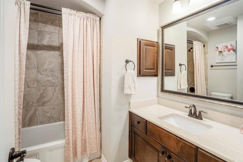 Upstairs full bathroom