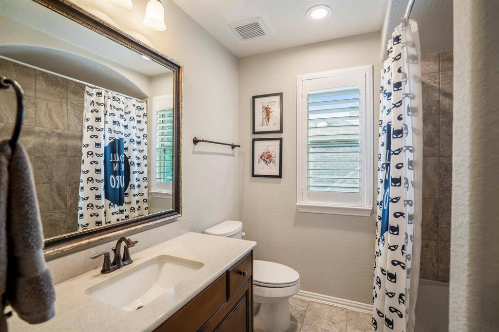 Upstairs full bathroom