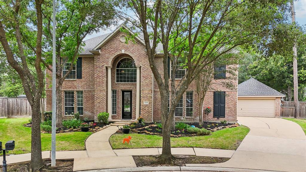 Front elevation, cul-de-sac lot w/huge backyard