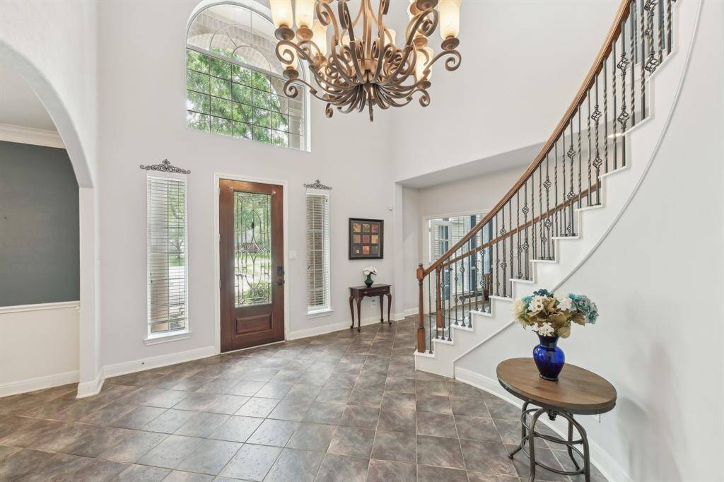 Inviting 2 story foyer