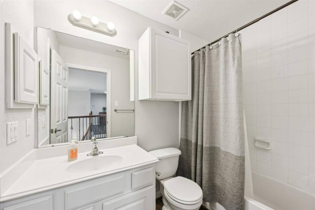 Ensuite bath for bedroom 2