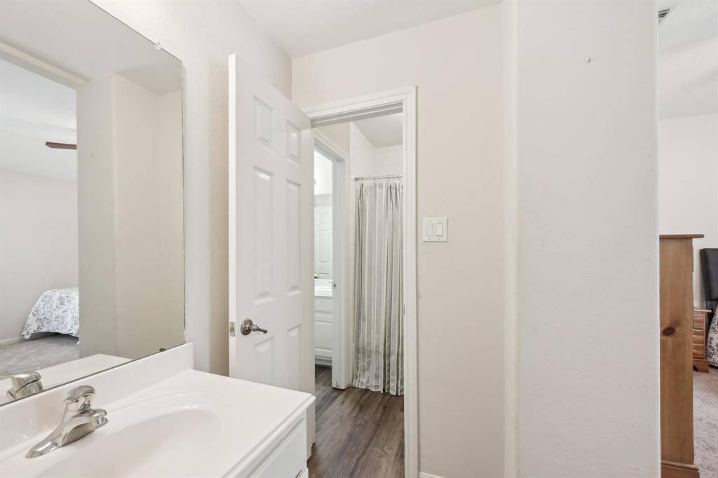 Addl vanity area for bedroom 5 (adjoining bath 3)