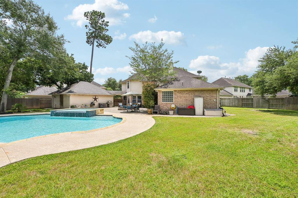 This large lot still gives the pets and kids plenty of room to play!