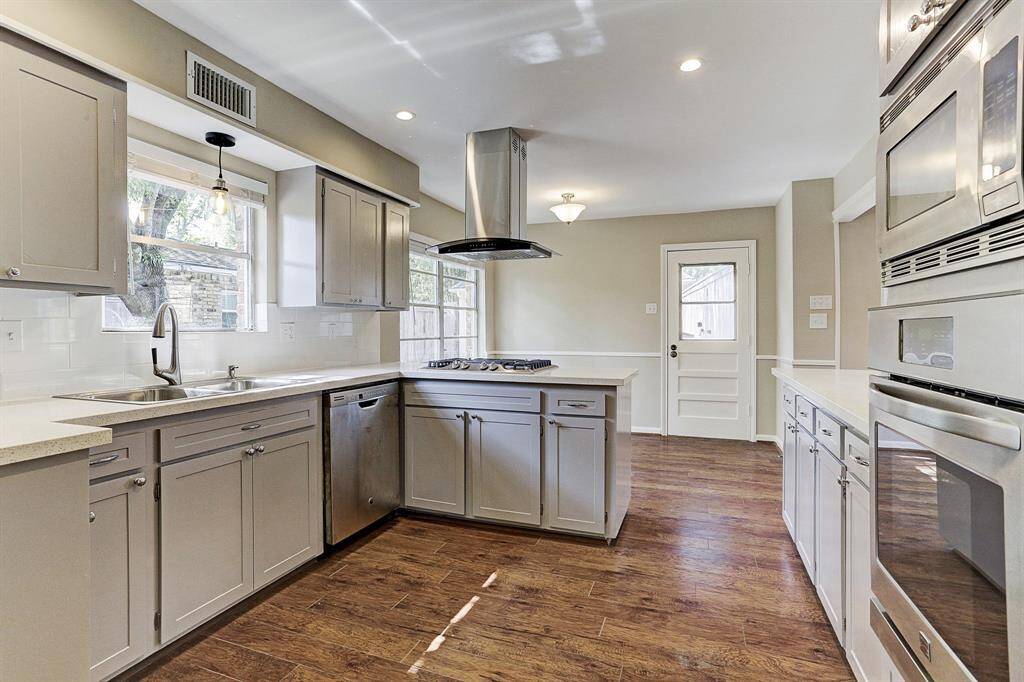 Beautiful Upgraded Kitchen with Quartz Counters
