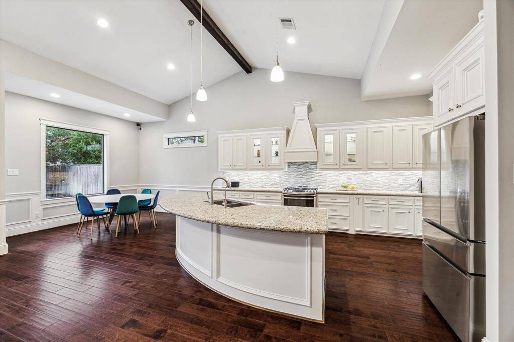 Spacious island with plenty of room to gather and dine.
