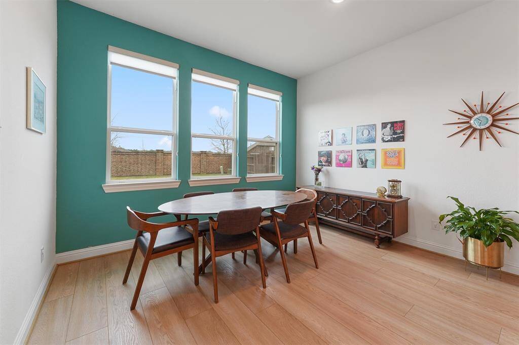 Large breakfast room / dining room with a wall of windows.