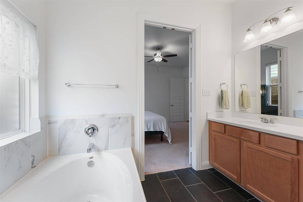 Primary ensuite with large soaking tub