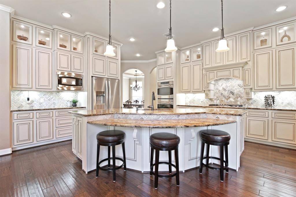 Morning coffee or evening cocktails — this oversized island with counter seating makes it easy to gather in the heart of the home.