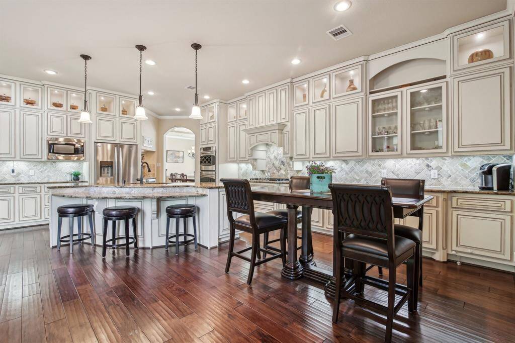 There’s also plenty of room for a full dinette, making this the ideal space for casual meals, family gatherings, or entertaining.