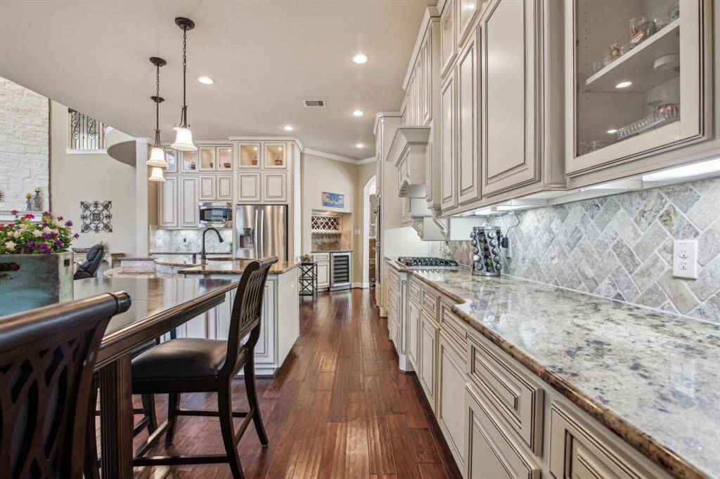 Light stone brick-look backsplash adds charm
