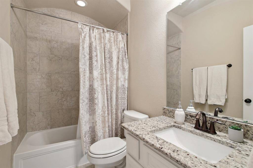 Bathroom 4 outside of bedroom 5.