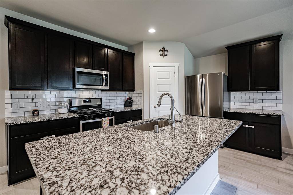 Beautiful granite and backsplash!