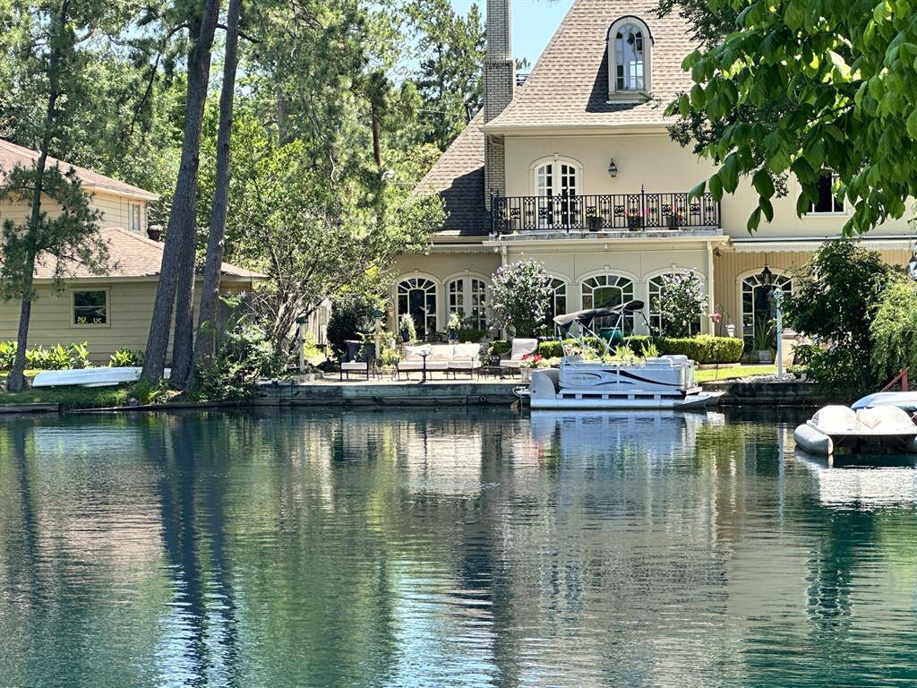 Zoomed in so you can see the true color of the water. I am using no photo shop.