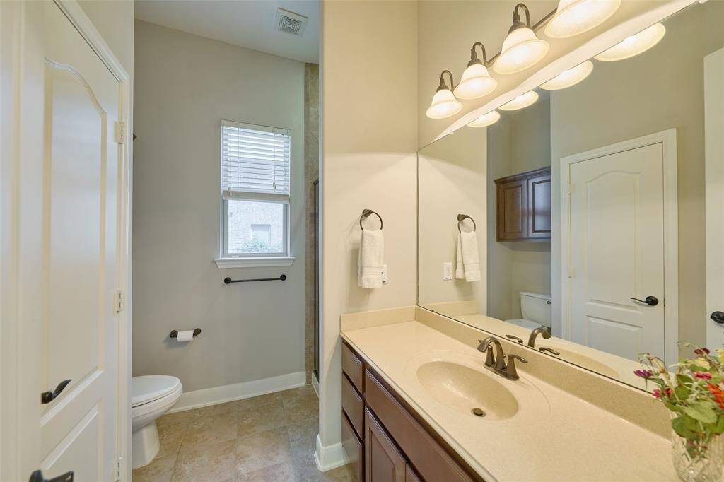Luxurious en-suite bathroom offering privacy and convenience.