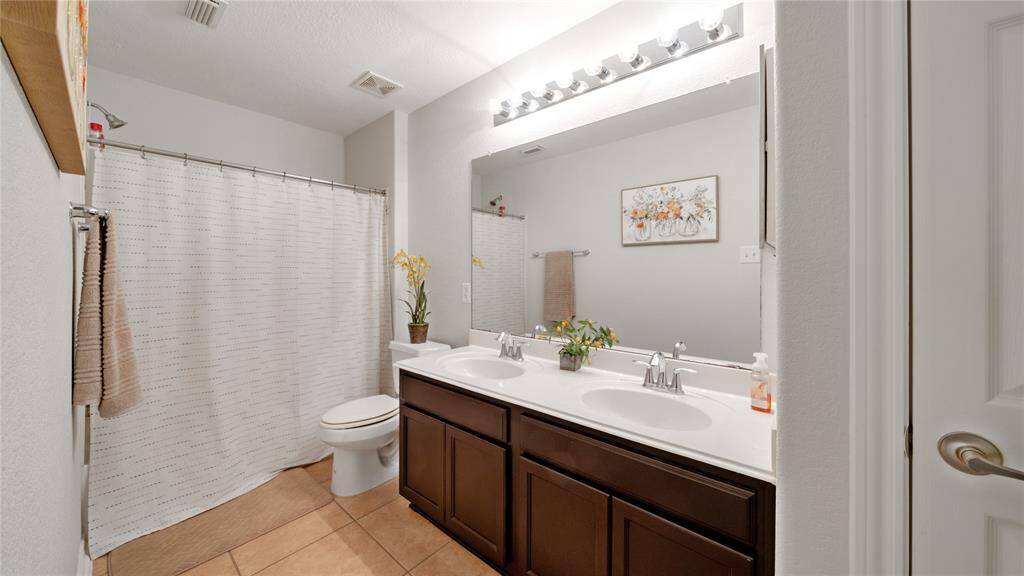 Secondary bathroom with double sinks!