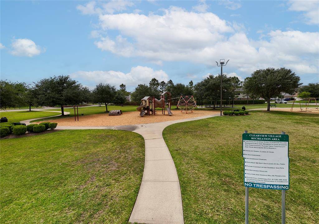 Neighborhood park within a minute distance!