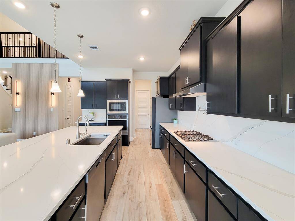 Chef's dream Kitchen with soft closing drawers, quarts counter tops, recessed light, G.E. brand top of the line appliances, pot filler & so much more. Plus, what an open floor plan concept!!