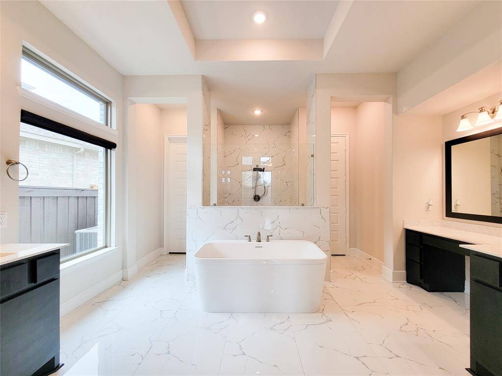 Relaxing soaker Tub.