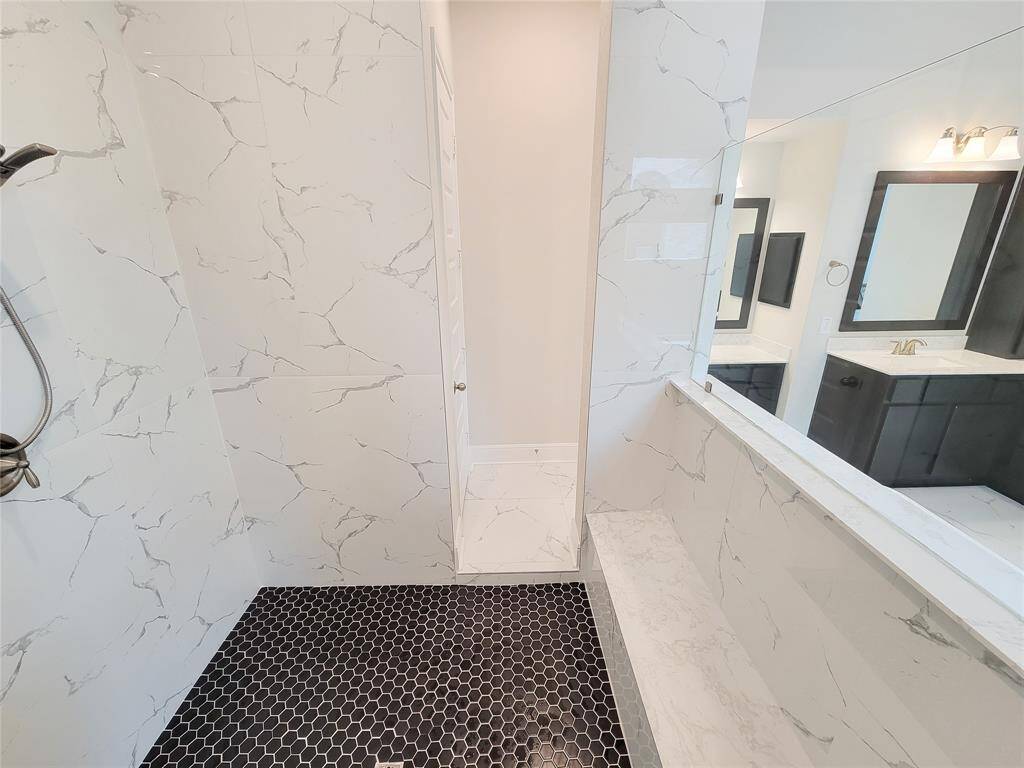 Dual entry shower with resting-seat.