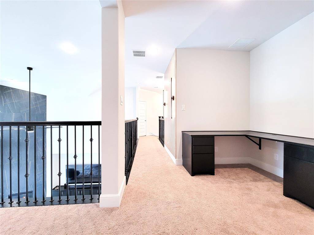 Extra space (9x9). Great "Study Nook/work station" with built-in desk.