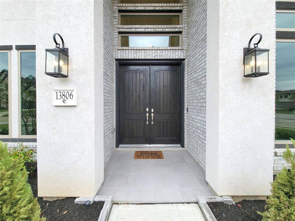 Entry. Flanked with double doors & overhead transom windows. Welcomes you, pls come-in!