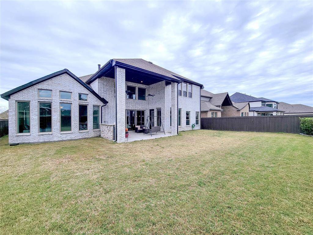 Another view. PS: Lawn service is included in the rent.