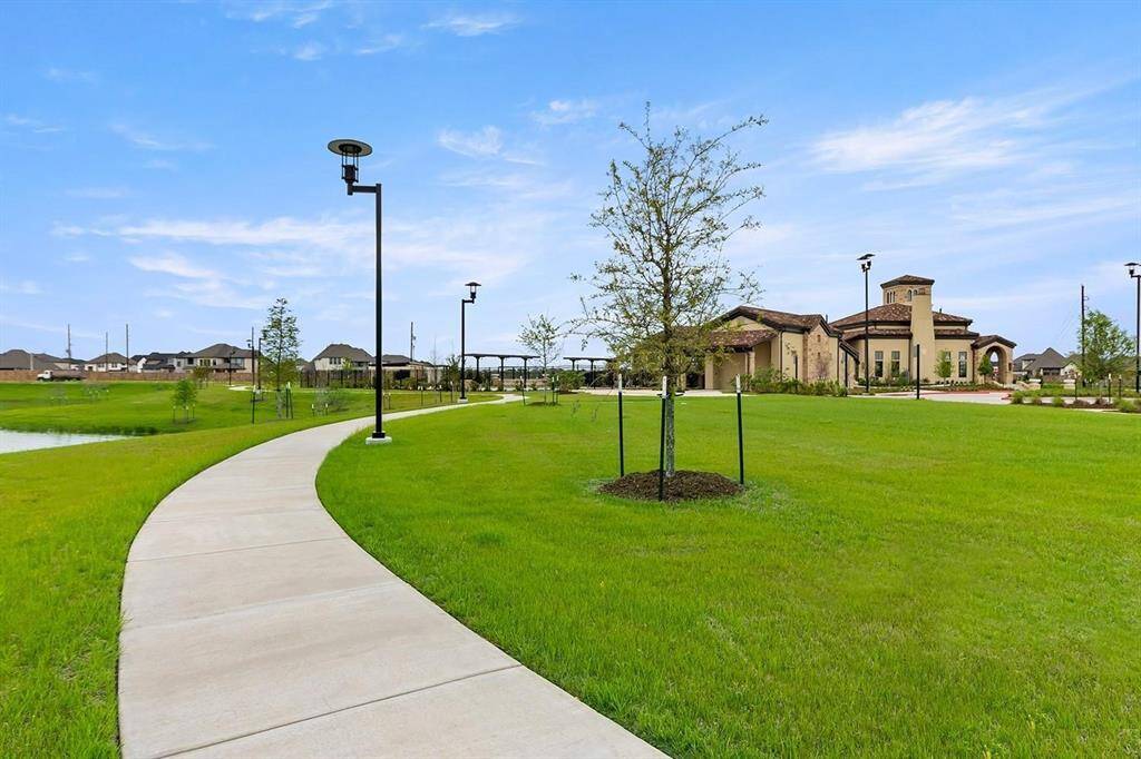 Nice jogging & walking trails.