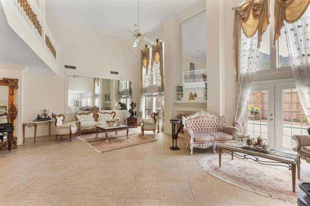 On more great look at this stunning room.