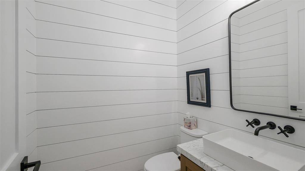 First floor 1/2 bath