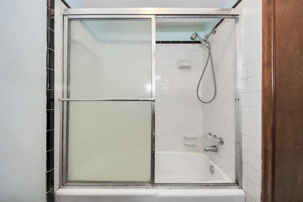 extra bath upstiars