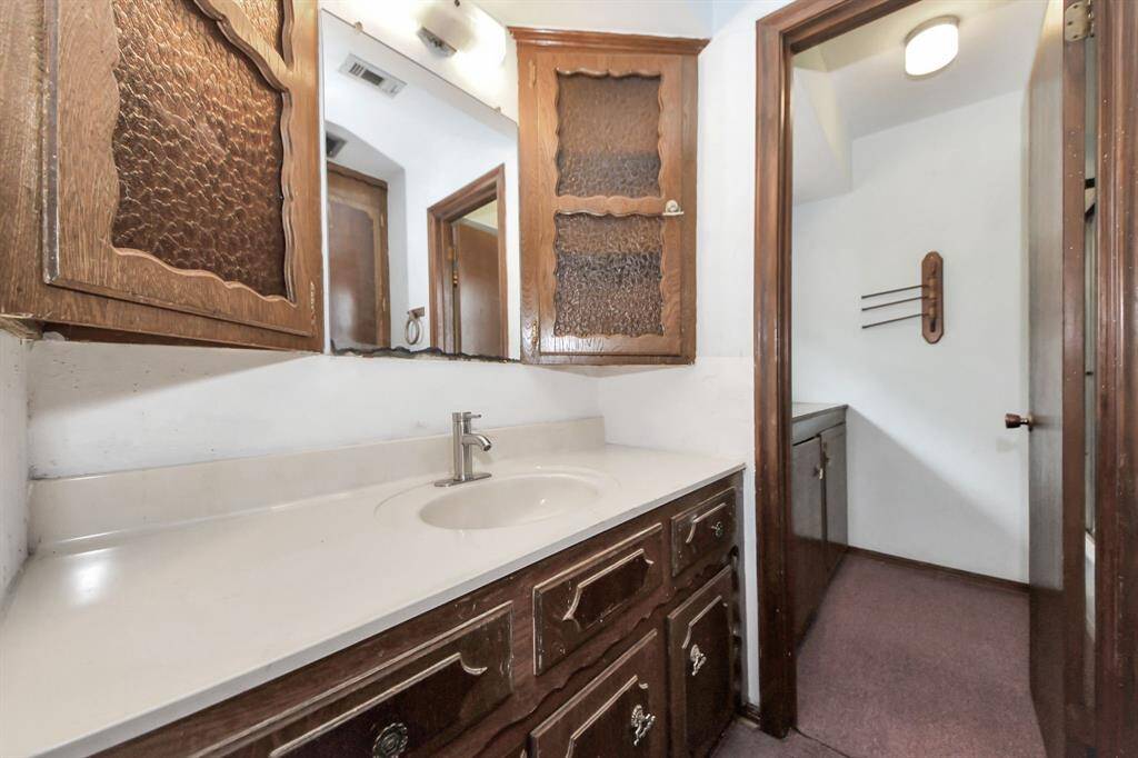Extra bath upstairs