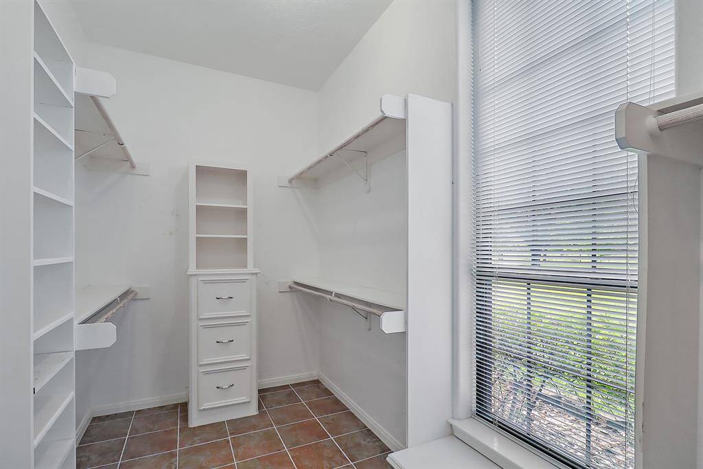 Other side of the walk in closet