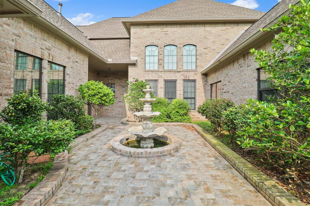 Peaceful courtyard located in the middle of the home