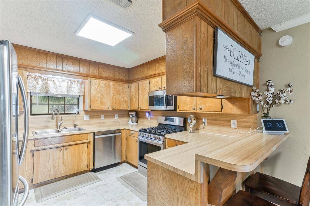 Cozy kitchen with ample counter space & an abundance of storage options. Recent updates include new stainless steel appliances (2021) & a Waterdrop Tankless Reverse Osmosis water system (2025)