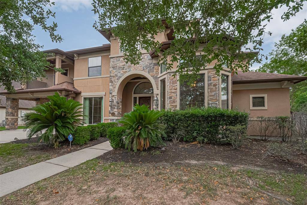 Home is in close proximity to shops, restaurants, and has easy access to Beltway 8 and 59. Only a 20 minute drive to Downtown.