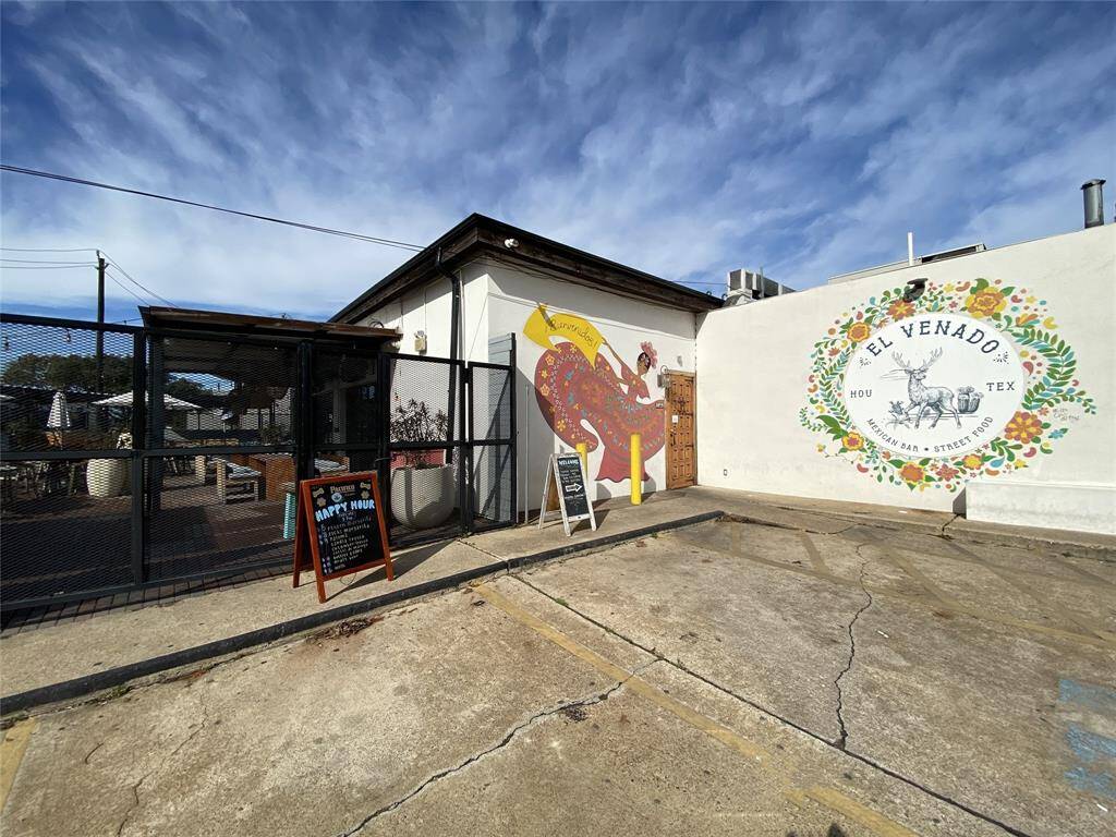 Also just a few blocks away is El Venado bar & restaurant which has a great patio.