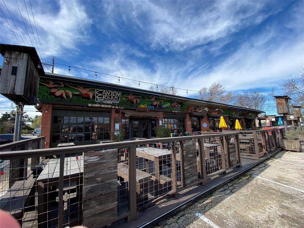Located nearby is Canyon Creek bar & grill.