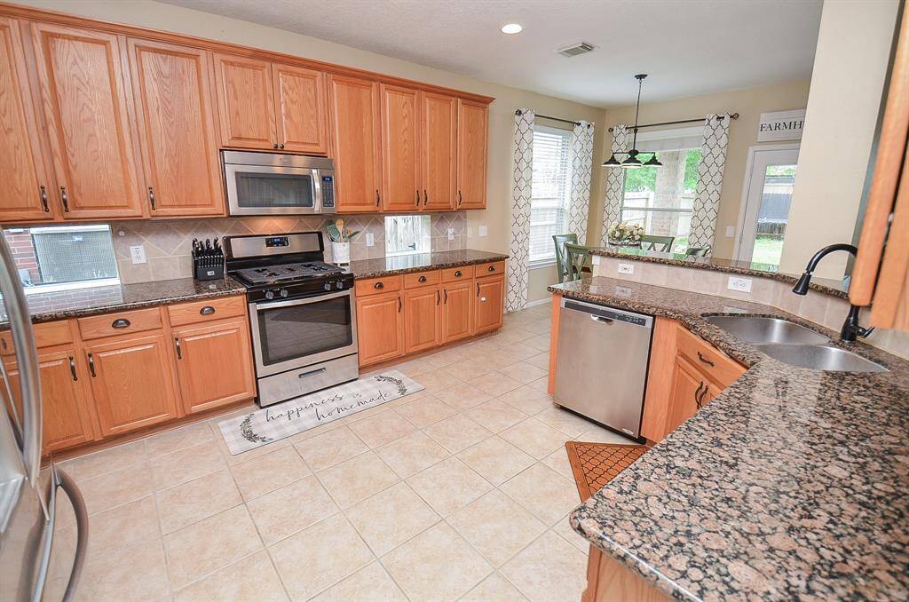 Gas cooktop and microwave.  Look at all the cabinet and counter space!