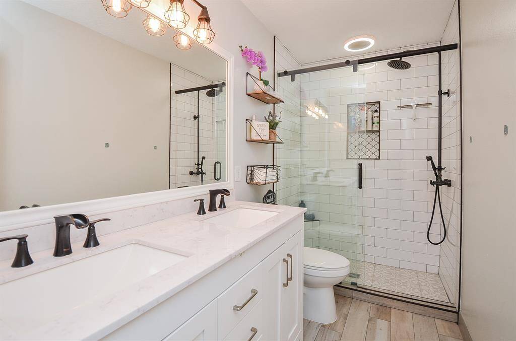 YES!  You are seeing this gorgeous renovation correctly.  Beauty speaks for itself ... well appointed oversized shower with seamless doors and stunning tile.  Wood tile flooring. Gorgeous cabinetry with new sinks, hardware, faucets and lighting.  Truly amazing!