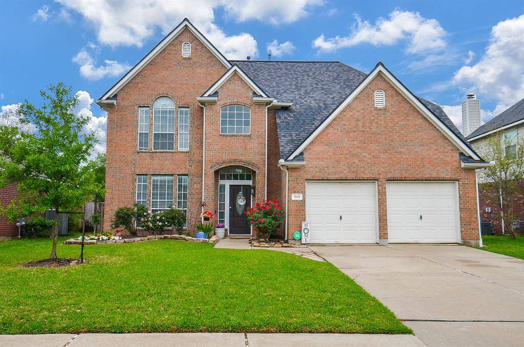 This home has it all. New roof and A/C in 2021. Water heater 2023. Come see me ... you will fall in love!